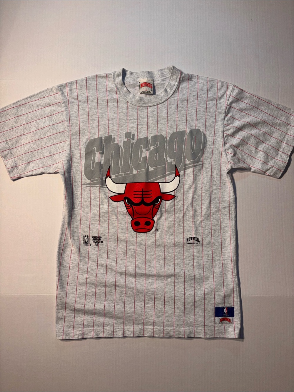 Vtg Nutmeg Chicago Bulls Pin Stripe 90’s USA NBA Basketball T-shirt Sz Medium